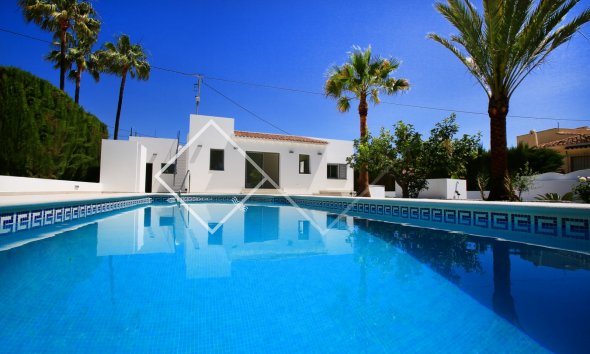 zwembad palmbomen - Gerenoveerde villa te koop in Benissa op 200m van het strand