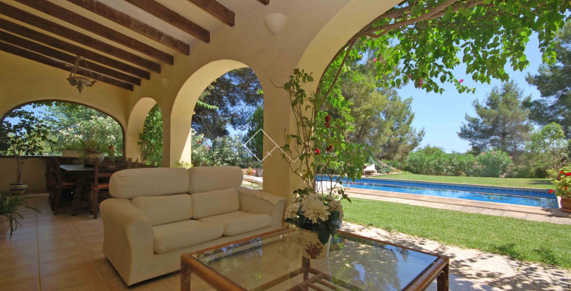 terraza cubierta y jardin - ​Preciosa villa en venta en Canor, Benissa