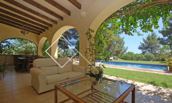 überdachte Terrasse und Garten - ​Schöne Villa zum Verkauf in Canor, Benissa