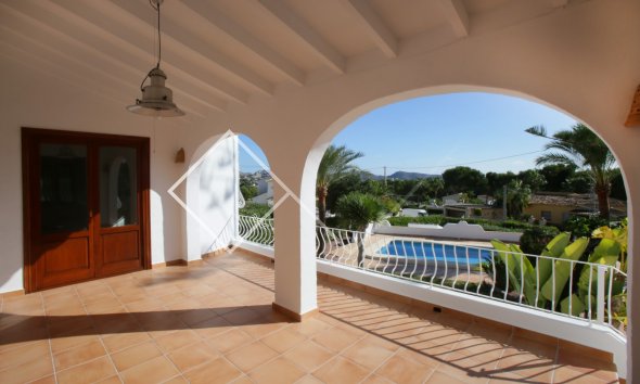 porche con vistas abiertas - Atractiva villa en venta en Benimeit, Moraira