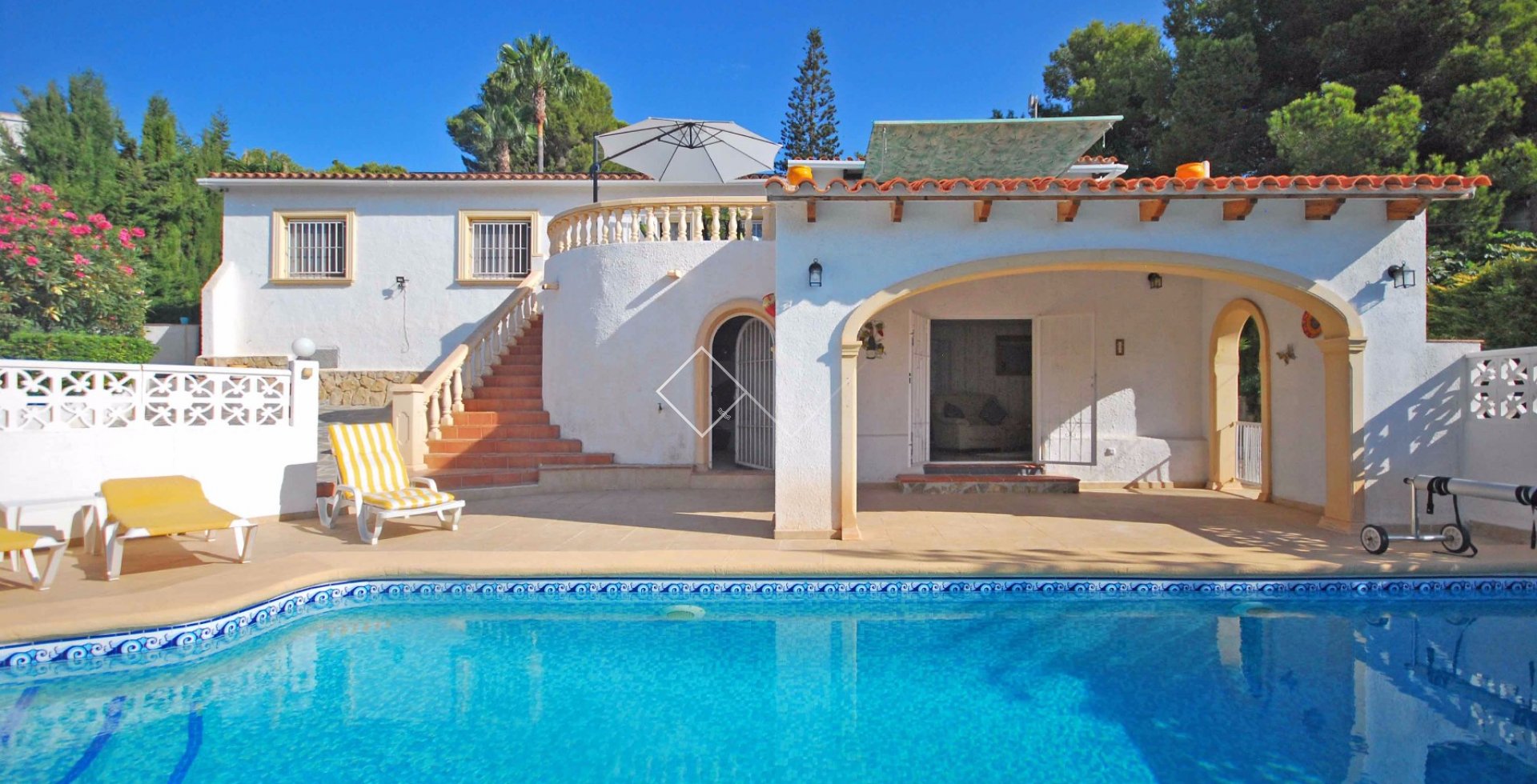 house and pool - Pleasant villa with guest apartment for sale close to Moraira
