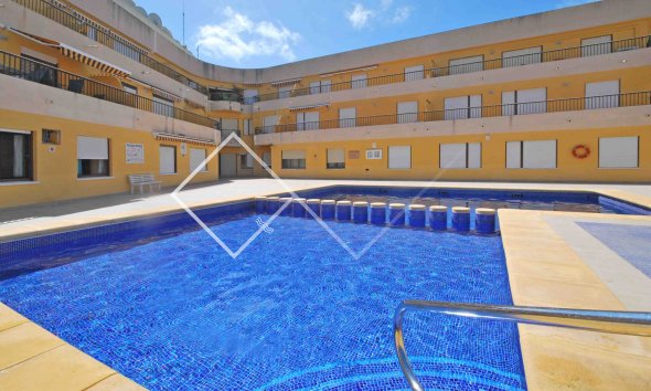 piscina comunitaria - Apartamento con vistas al mar en venta en el centro de Moraira