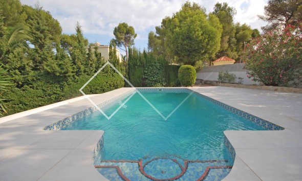 piscine turquoise - Très belle villa à vendre à San Jaime, Benissa