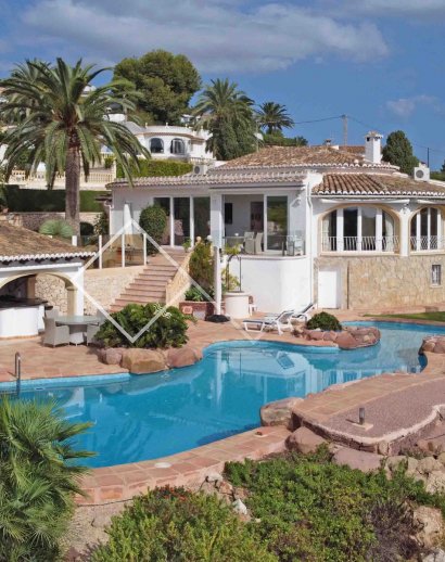 ​Prachtige villa met fantastisch zwembad en zeezicht te koop in Benimeit, Moraira