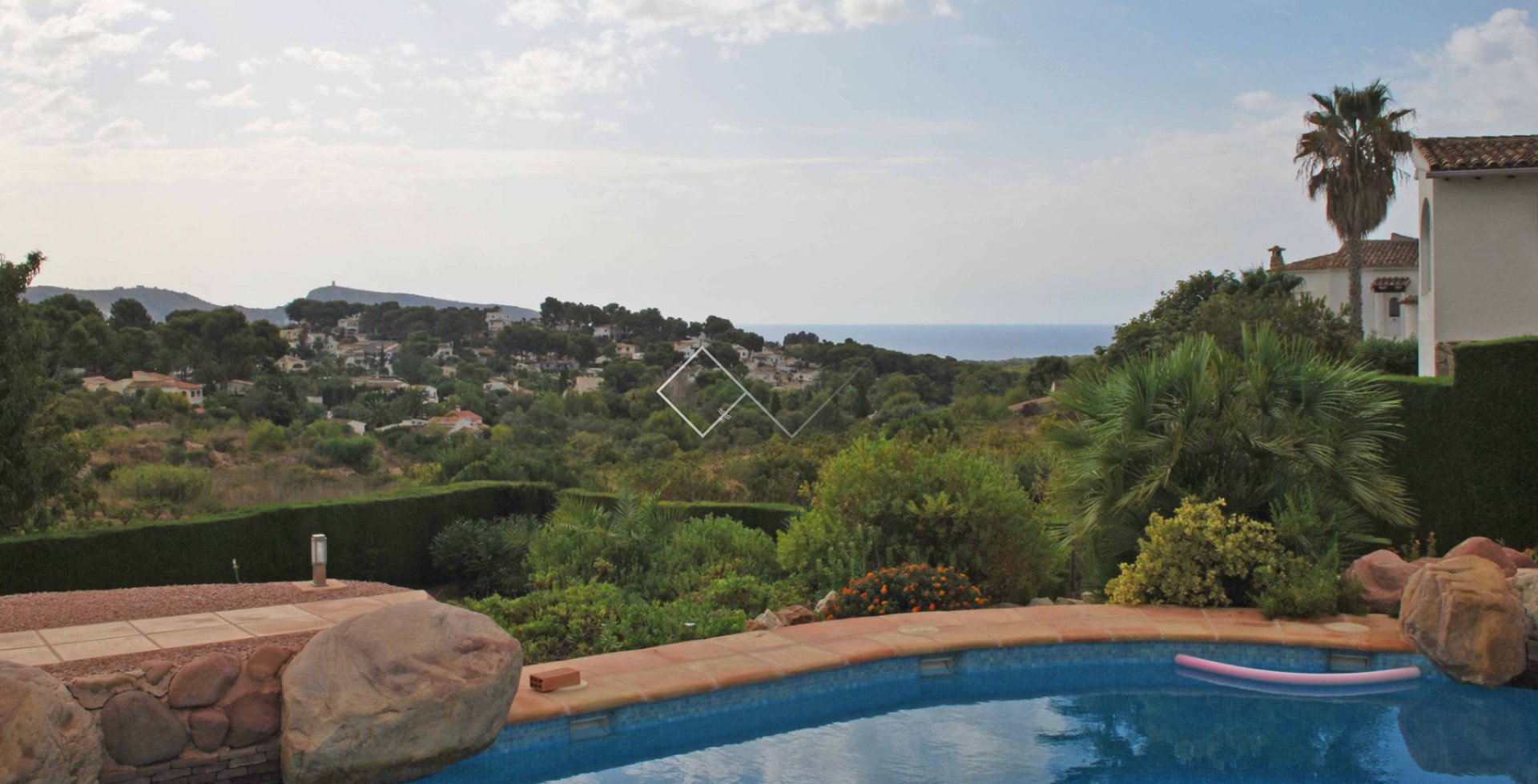 piscina con vistas al mar - Preciosa villa con increíble piscina y vistas al mar en venta en Benimeit, Moraira