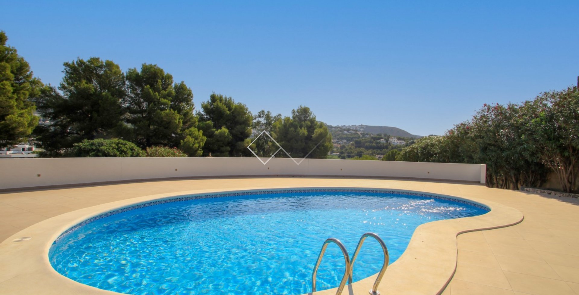 piscine en forme de haricot - Villa rénovée à vendre près du village de Moraira. Comme neuve!