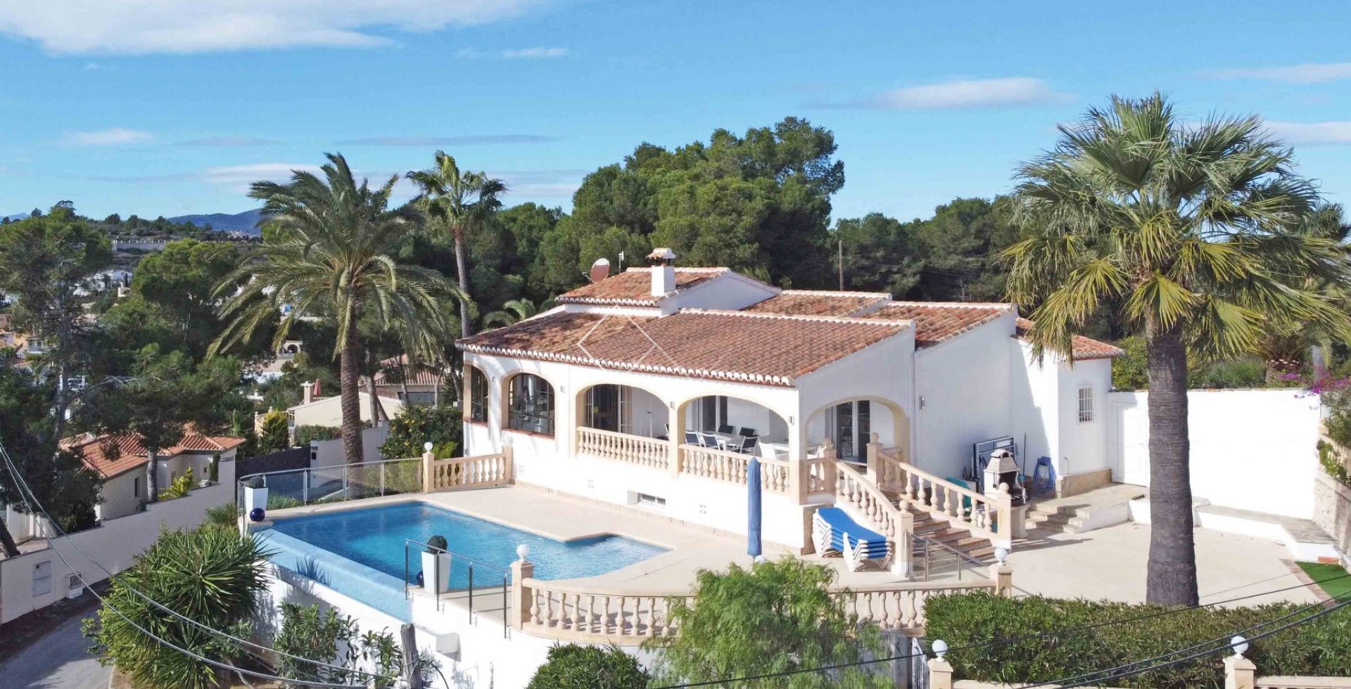 casa y piscina - Villa con espectaculares vistas al mar en venta en Moraira