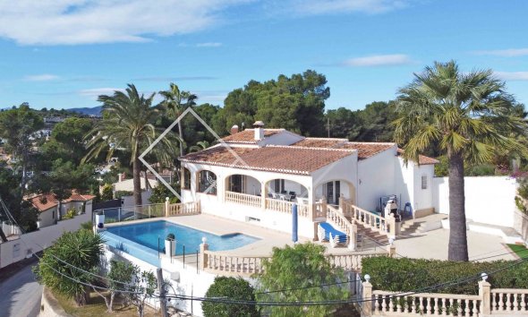 casa y piscina - Villa con espectaculares vistas al mar en venta en Moraira