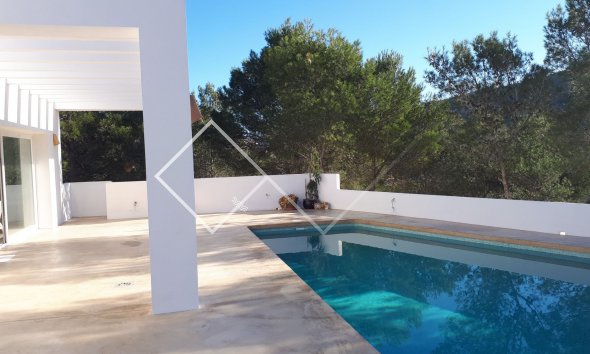 terraza piscina - Nueva villa moderna con piscina propia en Pedreguer