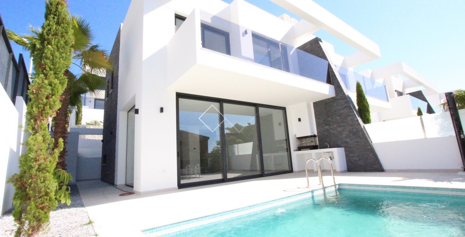 Geschakelde zeezicht villa met  3 etages te koop in Calpe