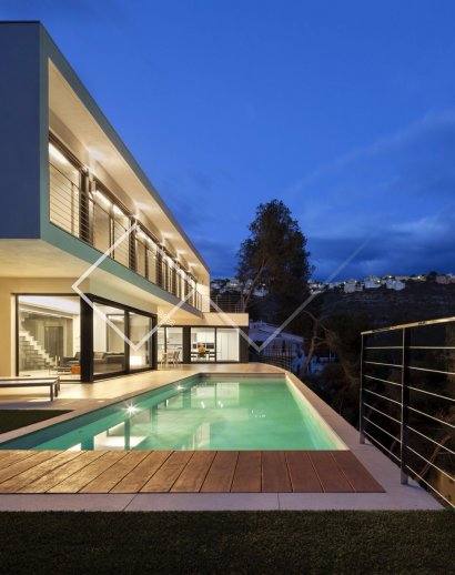 en soirée - Superbe villa moderne avec vue sur la mer vers El Portet et Calpe