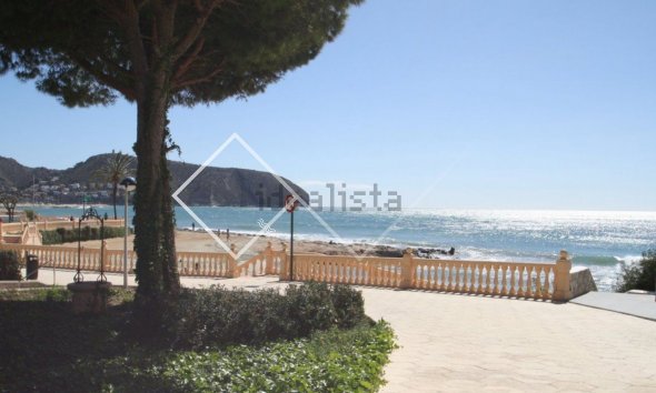 perfecte locatie - Gerenoveerd appartement te koop in Moraira, 15m van het strand