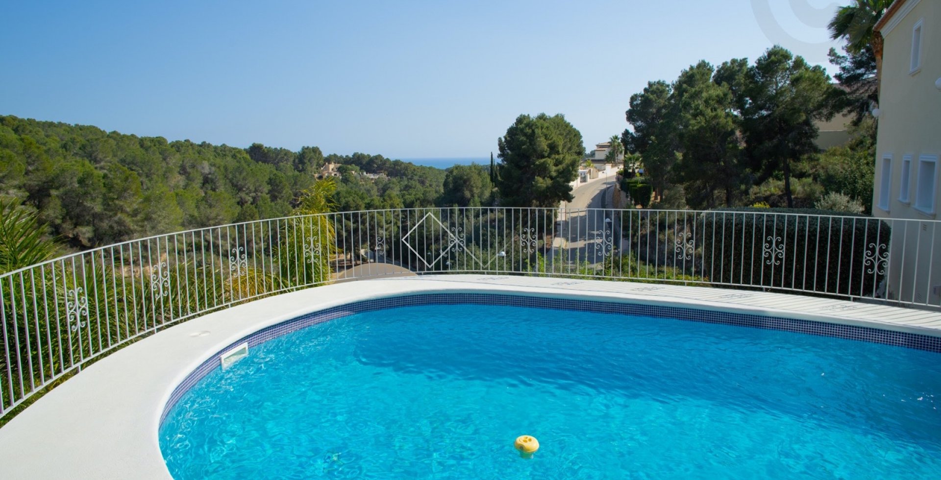 piscina y vistas - Villa modernizada en venta en Benissa con bonitas vistas (al mar) 