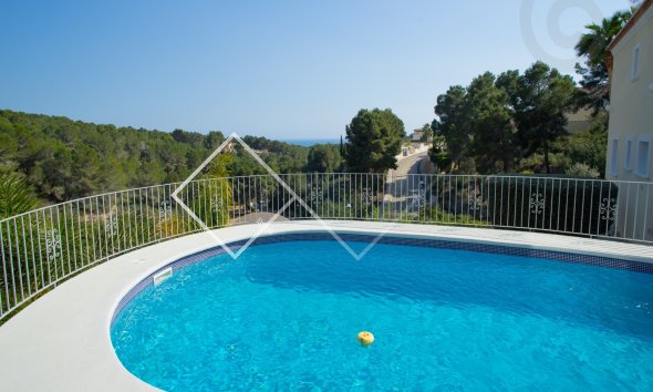 piscine et vue sur la mer - Villa modernisée à vendre à Benissa avec de belles vues (sur la mer) 