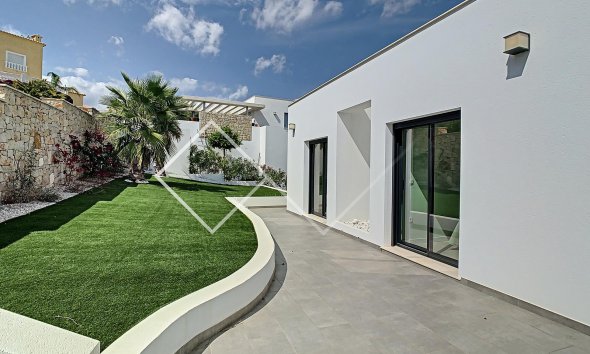 Moderne villa met zeezicht te koop in Benitachell, Lirios