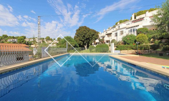 piscine communale - Jolie maison d angle a vendre a Moraira