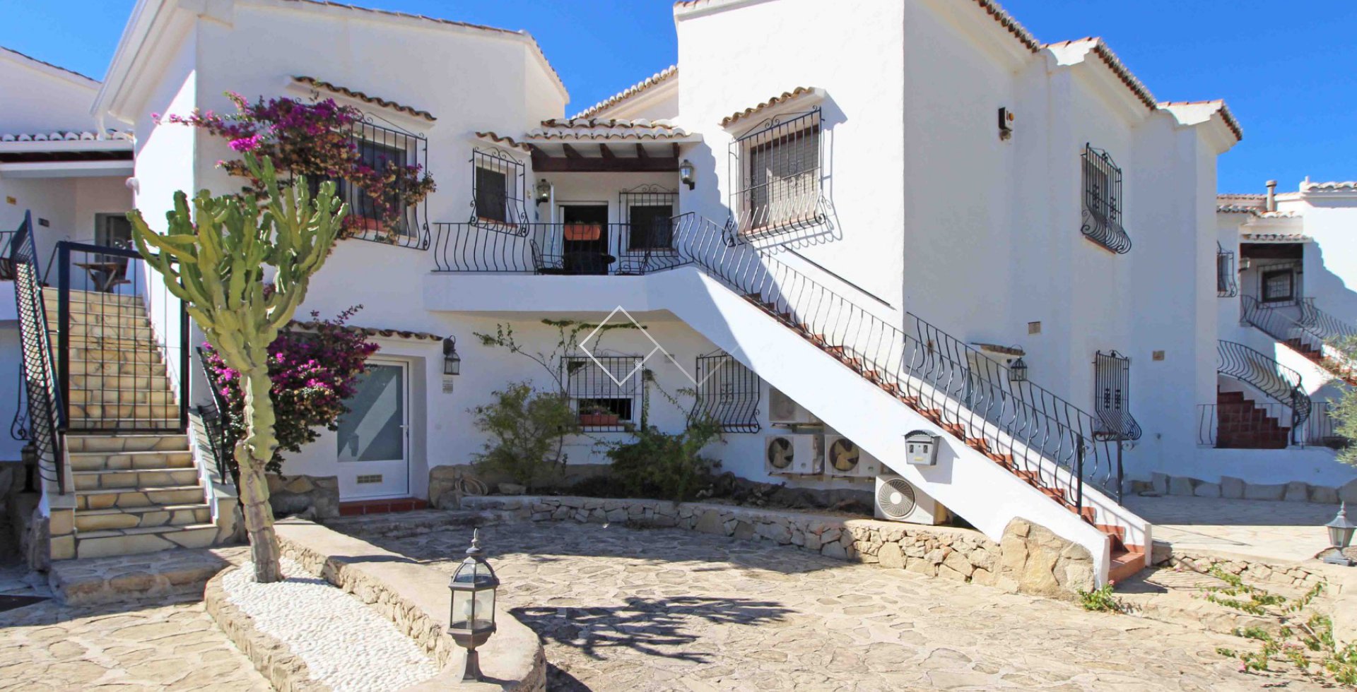 Se vende villa adosada en buen estado cerca de Moraira